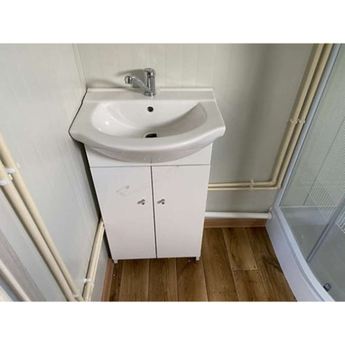 BÜROCONTAINER 6,00 X 2,40 M MIT TOILETTE, DUSCHE UND KÜCHE